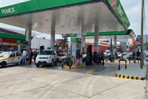 Maestros del CNTE toman gasolineras y regalan combustible en Chiapas