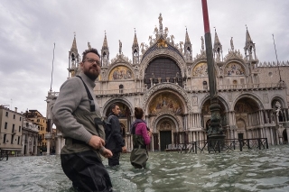 Traigan las góndolas; Venecia se vuelve a inundar