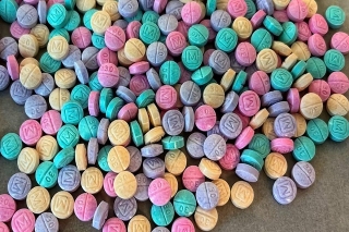 Parecen dulces y se venden en redes sociales: “fentanilo arcoíris”, la nueva droga para niños y jóvenes