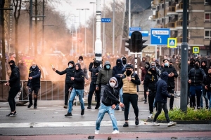 Violentas manifestaciones en Holanda desembocó en la detención de 51 detenidos y 3 heridos de bala