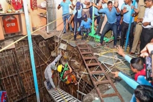 Tras colapso del piso de un templo en India mueren 36 personas