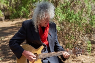 Brian May, guitarrista de Queen, canta “Otro Lugar”, su primera canción en español