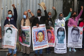 Padres de los 43 de Ayotzinapa bloquean Autopista del Sol