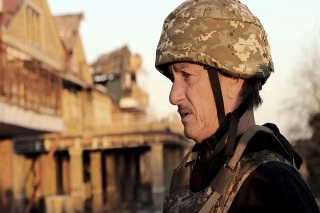 Sean Penn huye de Ucrania caminando hacia la frontera de Polonia