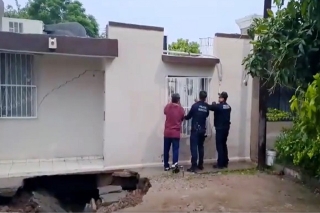 Se hunde su casa tras formarse socavón en Hermosillo pareja es rescatada