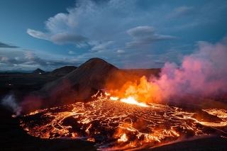 Entran en erupción volcanes en Islandia, Indonesia y Japón