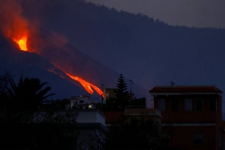“¡Está hecha al horno!” Reportero se quema con lava del volcán Cumbre Vieja