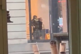 Sujeto armado toma a rehenes en una tienda Apple en Ámsterdam