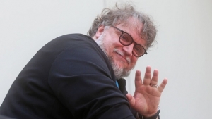 “Que hermosa noticia”: Estudiante becado por Guillermo del Toro gana premio