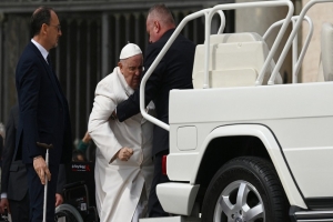 Imagen revela problemas de salud del Papa Francisco al ser trasladado