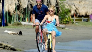 Shakira y Carlos Vives defienden su &quot;bicicleta&quot; ante un juez