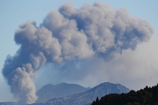Alerta de evacuación por la erupción de un volcán en Japón