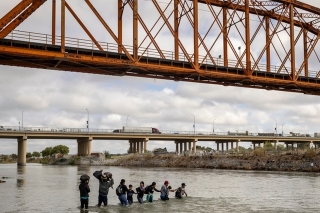 Cierra EU pasos fronterizos ferrocarrileros en Texas para reforzar detenciones de migrantes