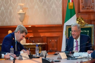 Llega John Kerry a Palacio Nacional para reunirse con Andrés Manuel López Obrador