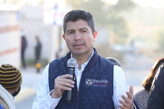 Inaugura Eduardo Rivera iluminación en colonias del sur de Puebla
