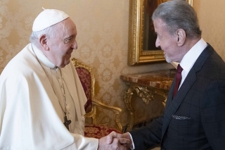 El Papa Francisco recibe a Sylvester Stallone en el Vaticano: “¿Listo para boxear?”