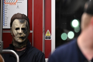 A días de Halloween, abaten a hombre armado que usaba máscara de Michael Myers en Las Vegas