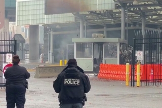 “Una situación muy grave”: Captan momento exacto de explosión de auto en cruce fronterizo EU-Canadá (Video)