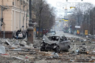 Más de 2 mil civiles muertos por guerra en Ucrania; huyen alrededor de 874 mil