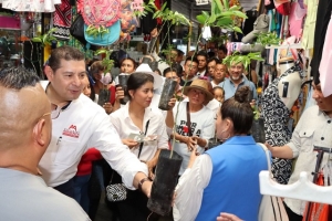 En el mercado La Piedad, Armenta entrega 1,500 árboles