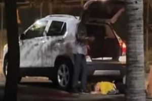 Hombre es captado en video arrastrando a una mujer para subirla a la cajuela de su auto