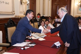Eduardo Rivera Pérez entrega la presea Puebla de Zaragoza al fotógrafo Raúl Gil