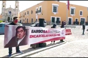 Antorchistas protestaron en las inmediaciones de Casa Aguayo