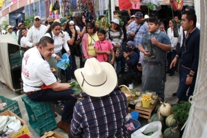 En apoyo a la economía familiar, Armenta recorre tianguis y mercados 