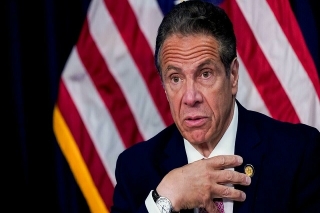 Renuncia gobernador de NY tras denuncia por  acoso sexual
