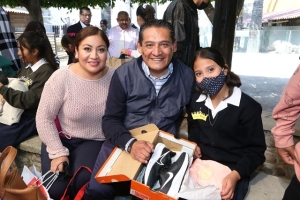 Niñas, niños y adolescentes fueron apadrinados por integrantes del cabildo y titulares del Ayuntamiento de Puebla con motivo del Día de Reyes