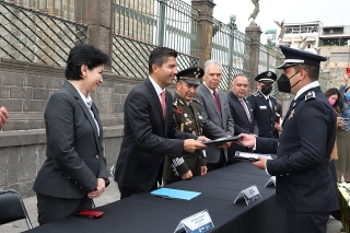 Eduardo Rivera Pérez entrega condecoraciones en el marco del día del policía