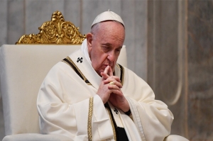 Papa Francisco pide no olvidar a migrantes y refugiados ante COVID-19