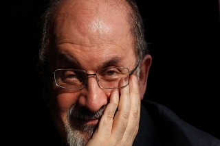 ¿Qué se sabe de Salman Rushdie, escritor atacado en escenario?