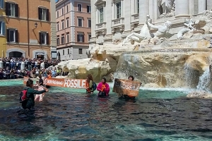 Ecologistas protestaron en la famosa Fontana di Trevi en Roma
