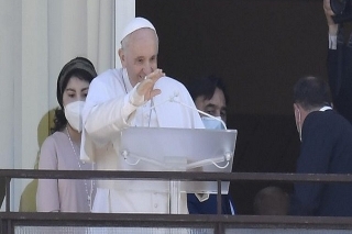 Reaparece el Papa Francisco en su balcón del hospital