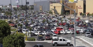 Regidores proponen estacionamientos de Centros Comerciales gratuitos