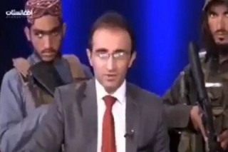 Conductor de TV da discurso a afganos con talibanes armados a su alrededor