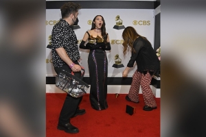 ¡Inesperado momento! A Olivia Rodrigo se le cae uno de sus tres Grammy y se le rompe