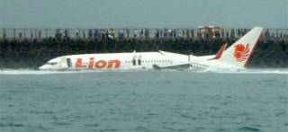 Un avión de Lion Air con 189 personas a bordo se estrella en Indonesia momentos después del despegue