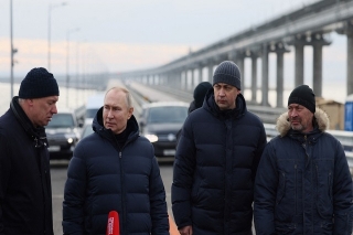 Vladimir Putin visita puente destruido en Crimea por ataque atribuído a Ucrania