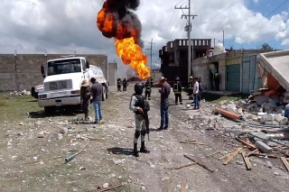 Continúa fuego tras explosión en Amozoc por fuga de gas