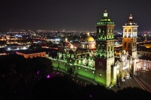 Celebra Ayuntamiento de Puebla aniversario de la ciudad entregando la restauración de catedral