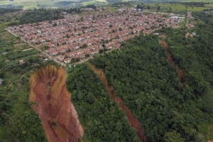 Ciudad brasileña colapsa ante el avance de enormes “socavones