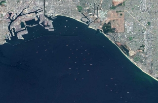 Decenas de barcos atascados en EU: así se ven desde espacio
