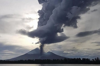 Volcán en Papúa Nueva Guinea entra en erupción