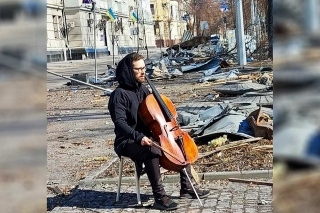 Violonchelista ucraniano toca en las calles destruidas de Járkov por ayuda humanitaria