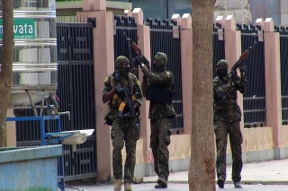 Entra Guinea en toque de queda tras golpe de estado