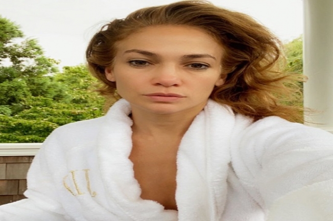 ¡Jennifer Lopez comparte foto recién levantada y sin maquillaje!