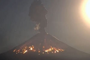 Recibe el volcán Popocatepetl a los Reyes Magos con explosión