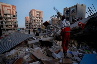 Un muerto y escenas de pánico tras fuertes sismos en Irán